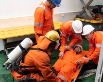 IMG_0265 07/08/2018 - L'équipage s'entraine régulièrement aux exercices d'urgence, comme ici avec une simulation d'une personne brulée et intoxiquée dans la cuisine. The...